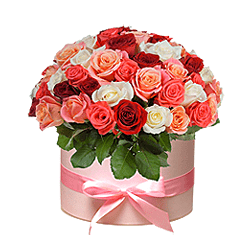 Rosas multicolores en caja de sombrero — un regalo brillante para un momento especial