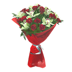 Strauß aus Rosen und Orchideen — raffinierte Leidenschaft in jeder Blüte
