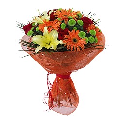 Strauß aus Lilien, Rosen, Gerbera und Chrysanthemen — eine kräftige und ausdrucksstarke Komposition