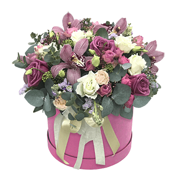Caja con orquídeas y rosas — composición solemne con carácter elegante y distinguido